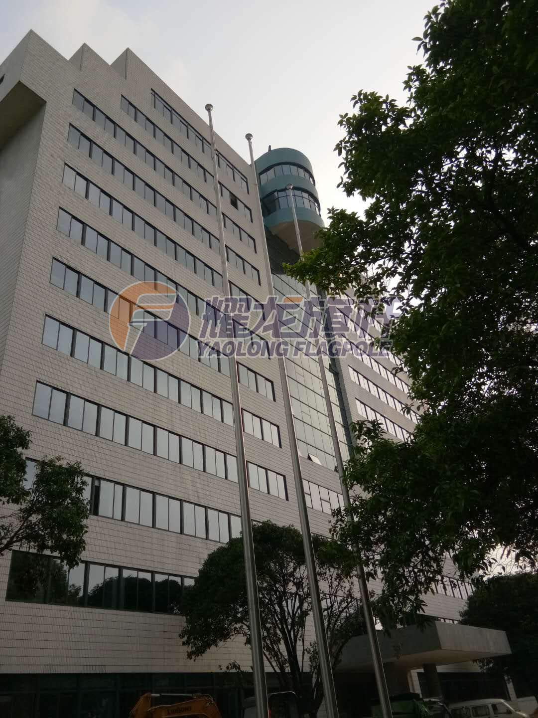 广西柳工集团有限公司安装耀龙锥形旗杆